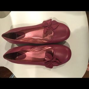 Stylish Me Too hot pink flats.